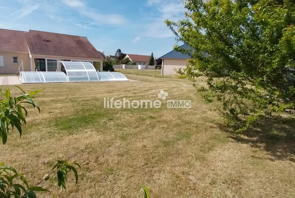 Spacieux pavillon T5 avec piscine couverte à Concremiers - 96m² habitables, terrain 1400m² 