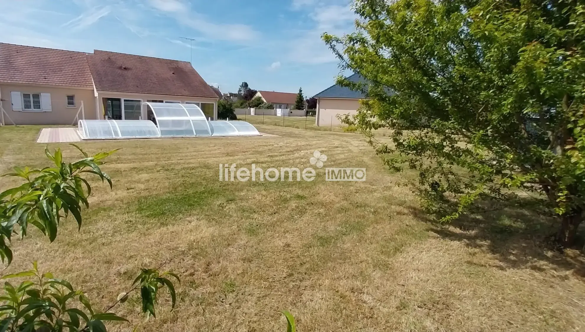 Spacieux pavillon T5 avec piscine couverte à Concremiers - 96m² habitables, terrain 1400m² 