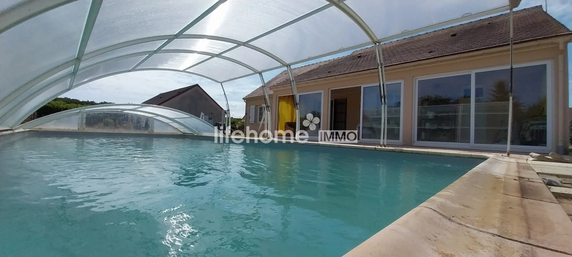 Spacieux pavillon T5 avec piscine couverte à Concremiers - 96m² habitables, terrain 1400m² 