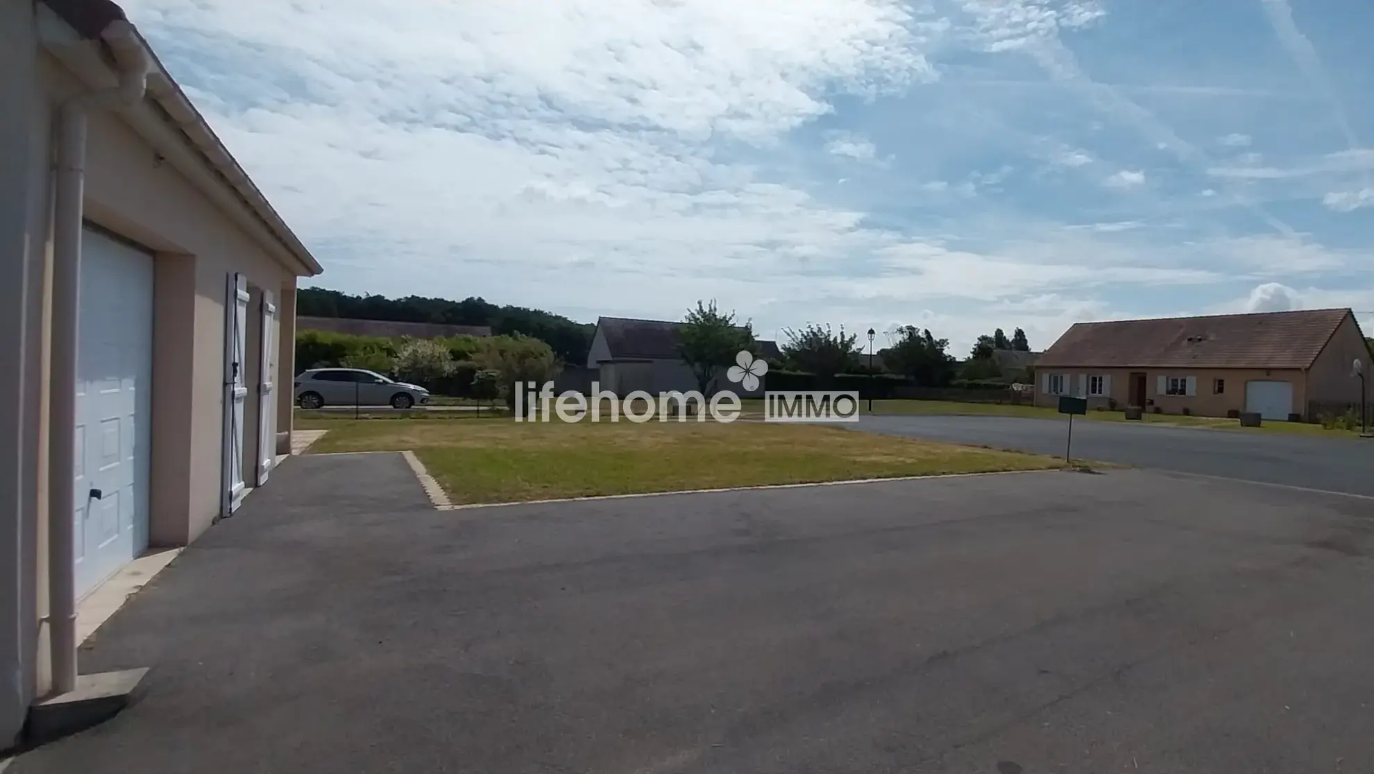 Spacieux pavillon T5 avec piscine couverte à Concremiers - 96m² habitables, terrain 1400m² 