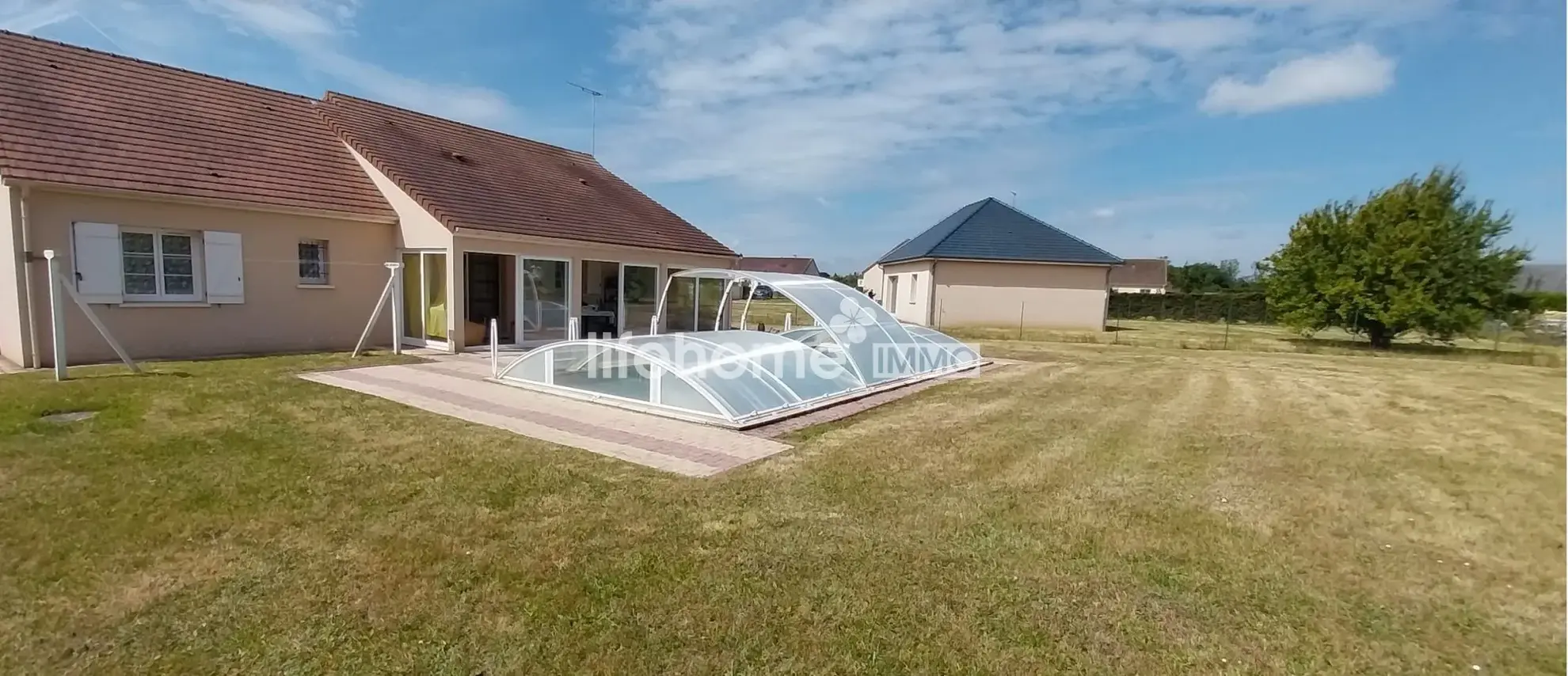 Spacieux pavillon T5 avec piscine couverte à Concremiers - 96m² habitables, terrain 1400m² 