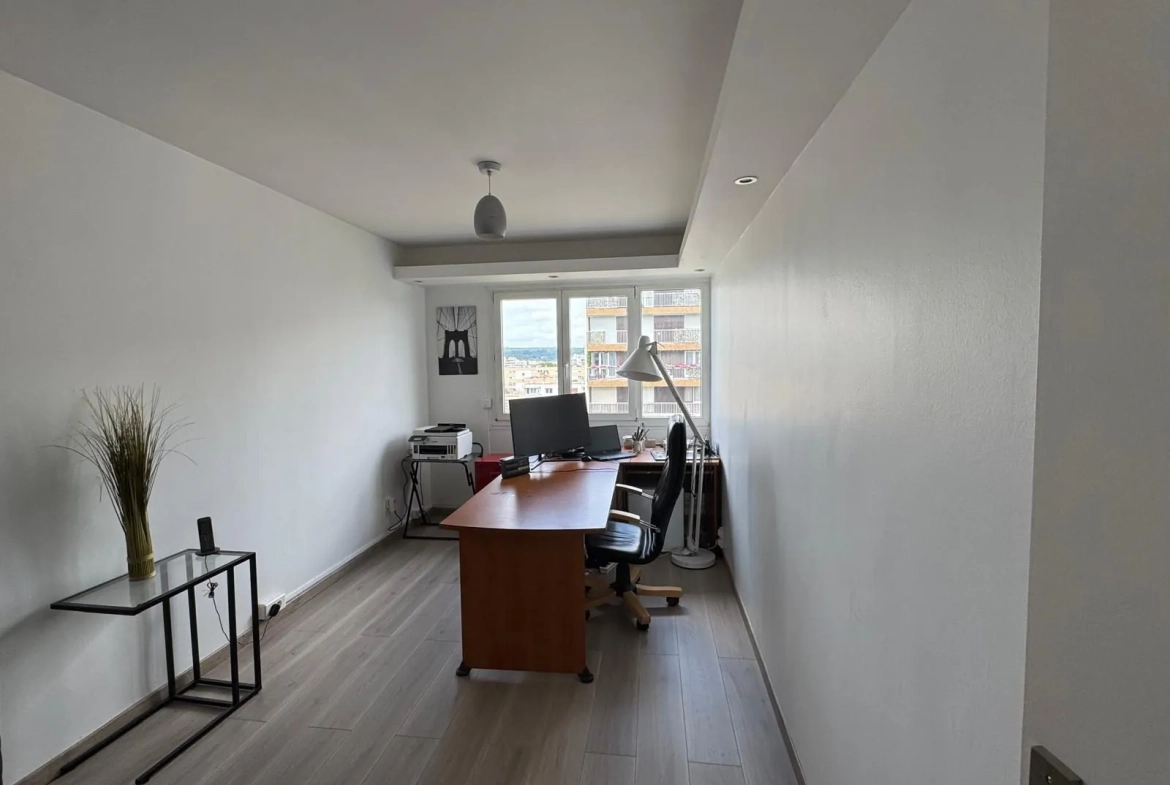 Appartement T5 de 96 m² à Vandoeuvre-lès-Nancy avec balcon et parking 