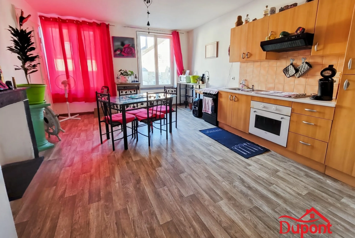 Immeuble à Revin avec deux appartements et local commercial à vendre 