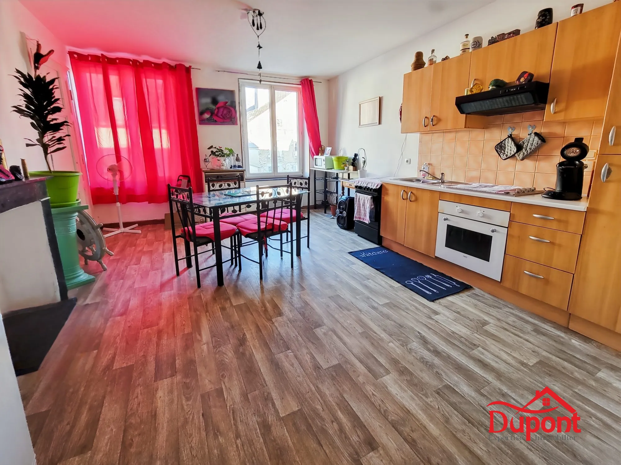 Immeuble à Revin avec deux appartements et local commercial à vendre 