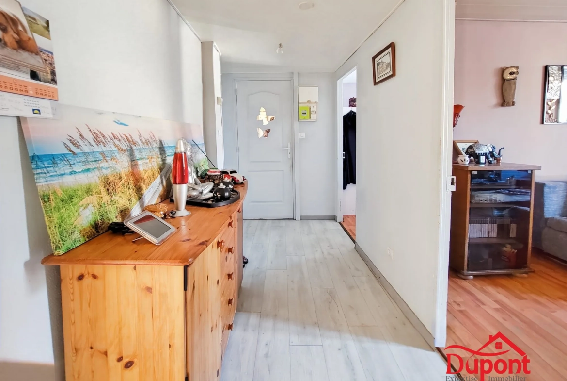 Immeuble à Revin avec deux appartements et local commercial à vendre 