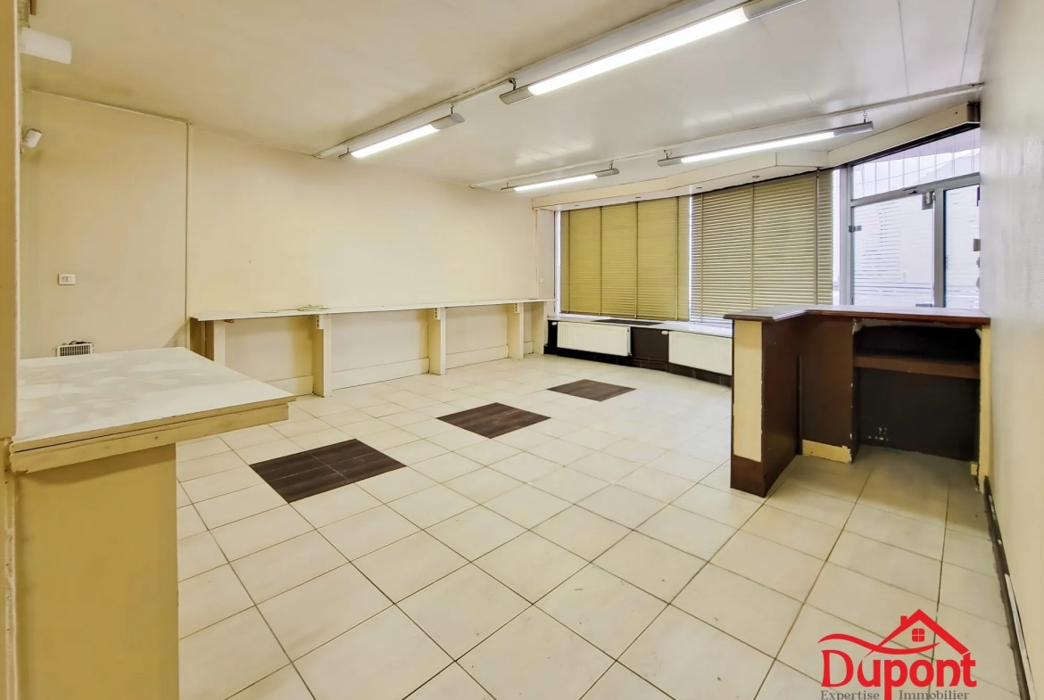 Immeuble à Revin avec deux appartements et local commercial à vendre 