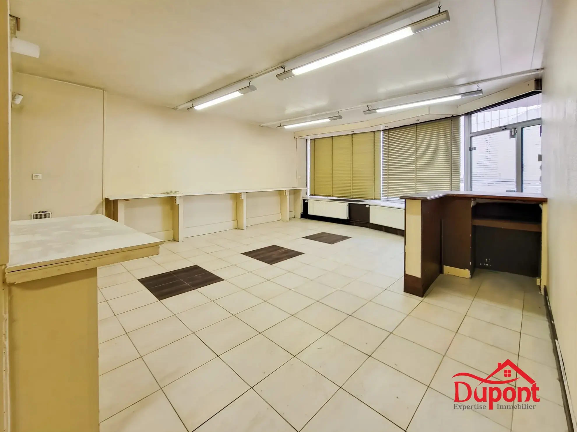 Immeuble à Revin avec deux appartements et local commercial à vendre 