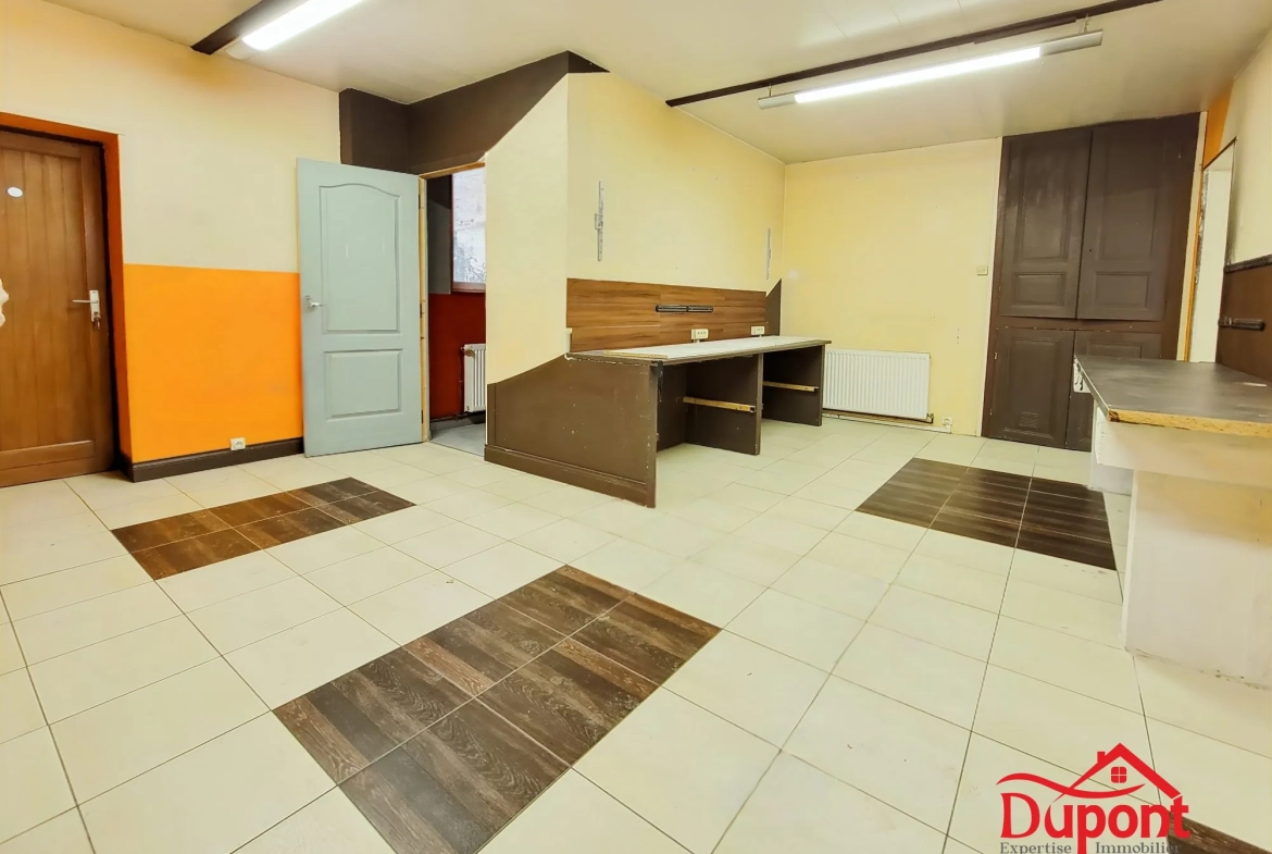 Immeuble à Revin avec deux appartements et local commercial à vendre 
