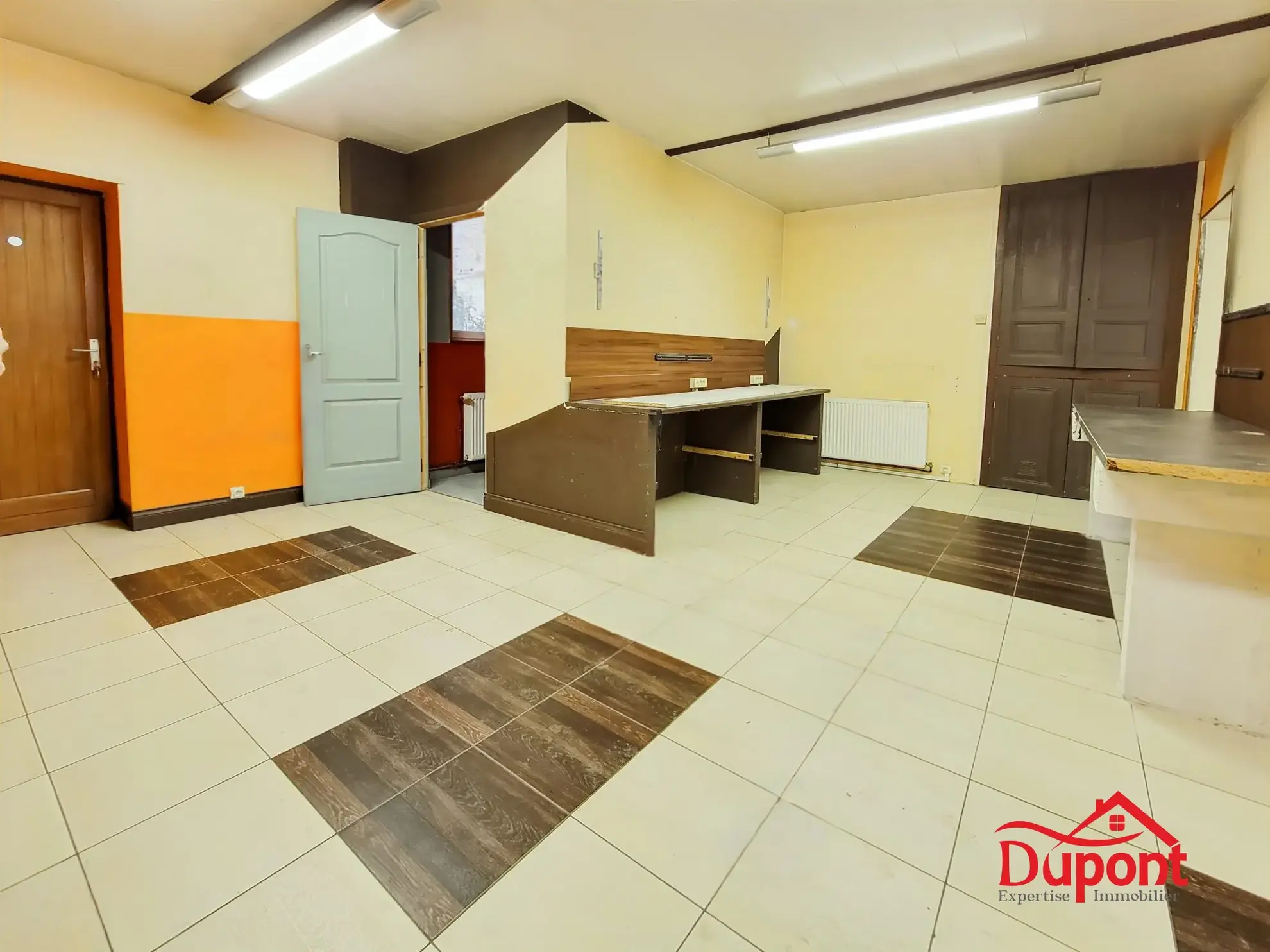 Immeuble à Revin avec deux appartements et local commercial à vendre 