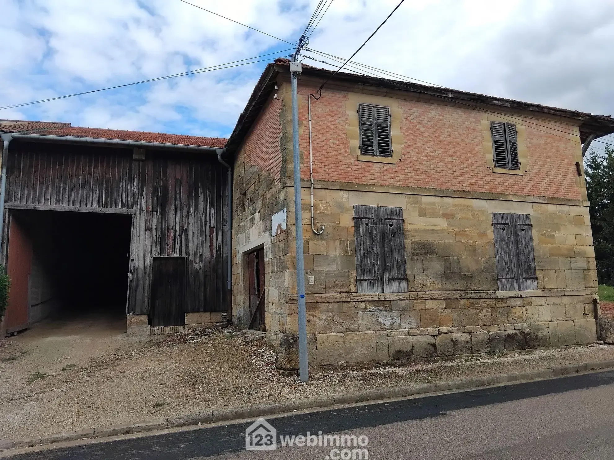 Grande grange et écuries de 360 m² à vendre à Villotte-devant-Louppy 