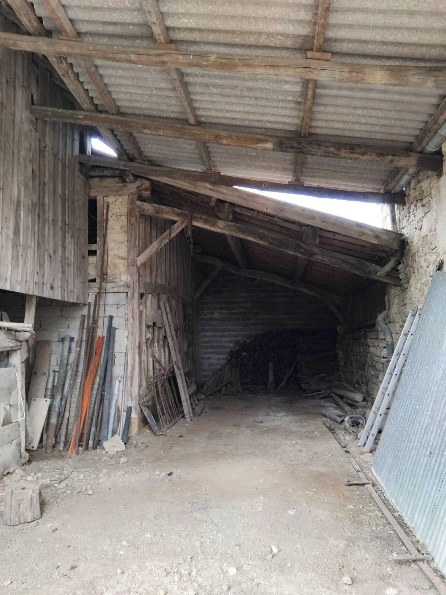 Grande grange et écuries de 360 m² à vendre à Villotte-devant-Louppy 