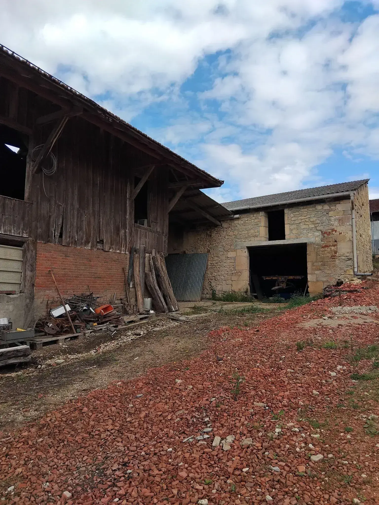 Grande grange et écuries de 360 m² à vendre à Villotte-devant-Louppy 
