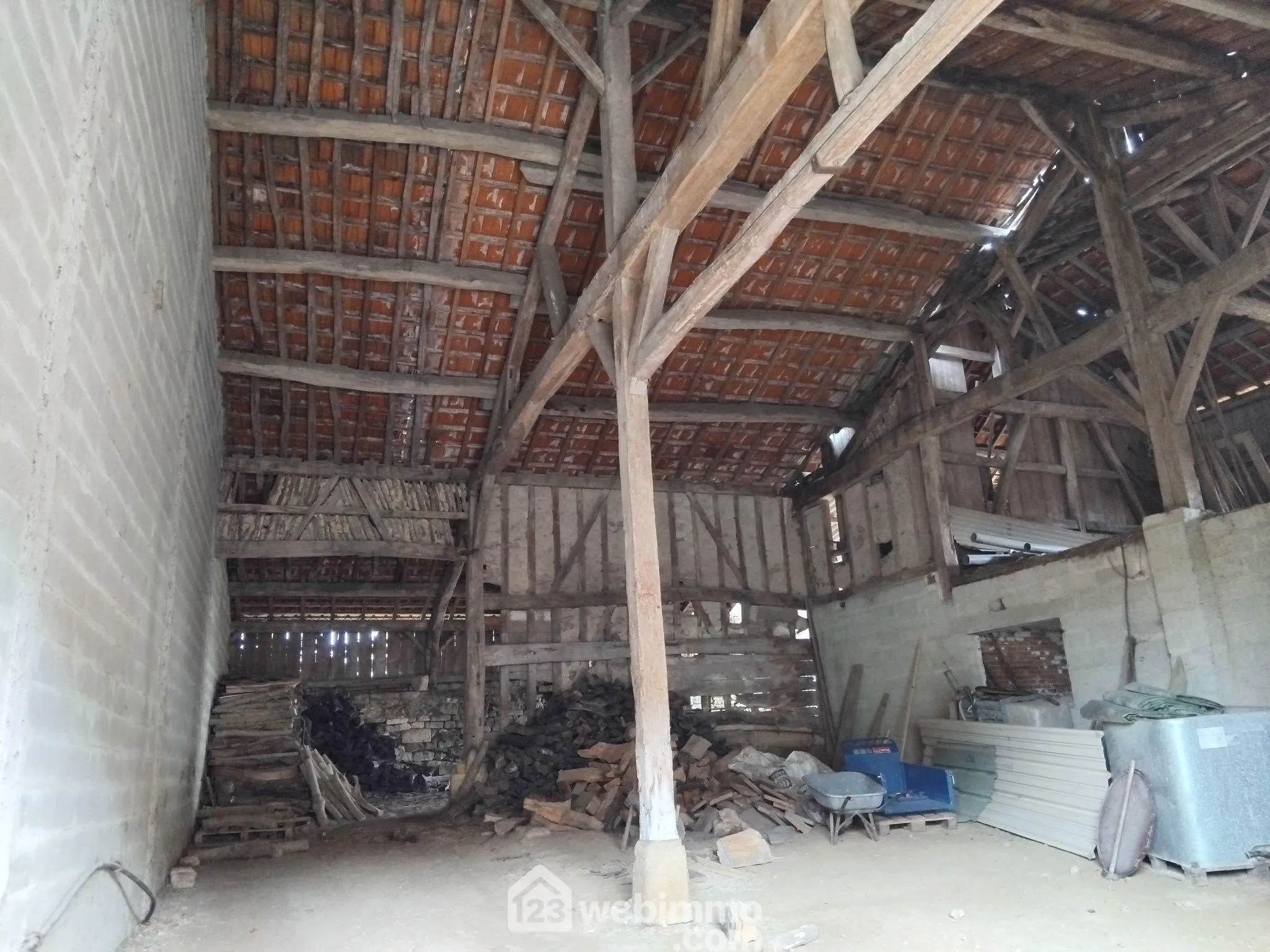 Grande grange et écuries de 360 m² à vendre à Villotte-devant-Louppy 