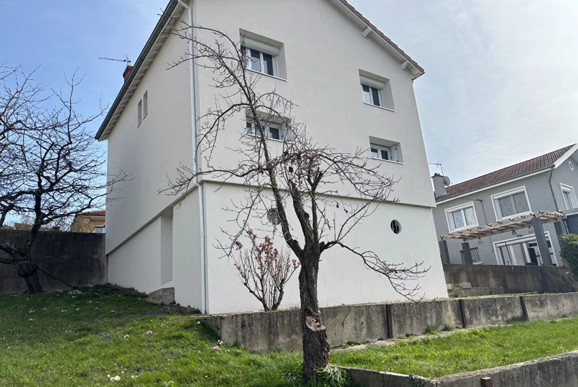 Belle maison rénovée de 102,80 m² avec garage et terrain à Unieux 