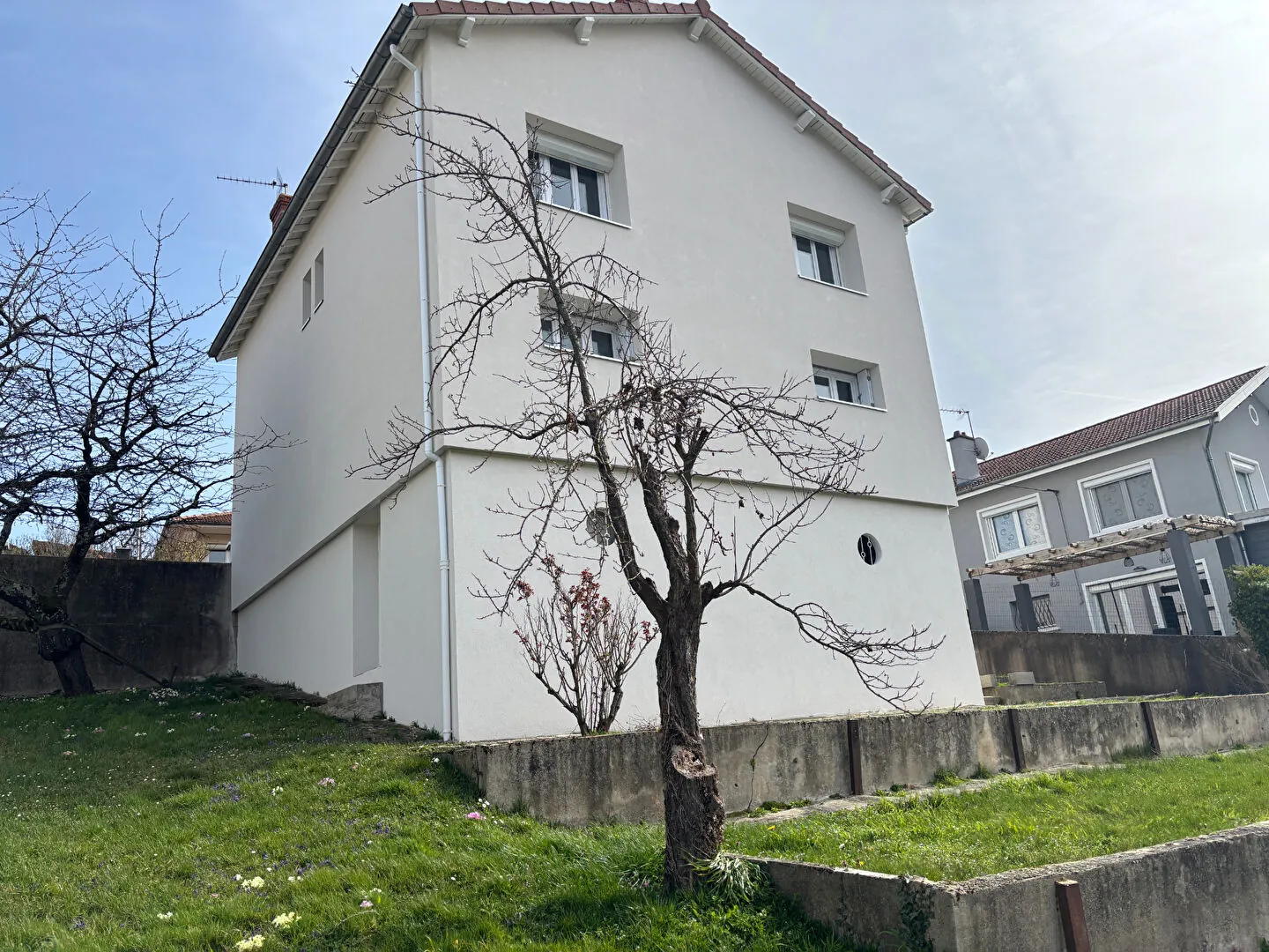 Belle maison rénovée de 102,80 m² avec garage et terrain à Unieux 