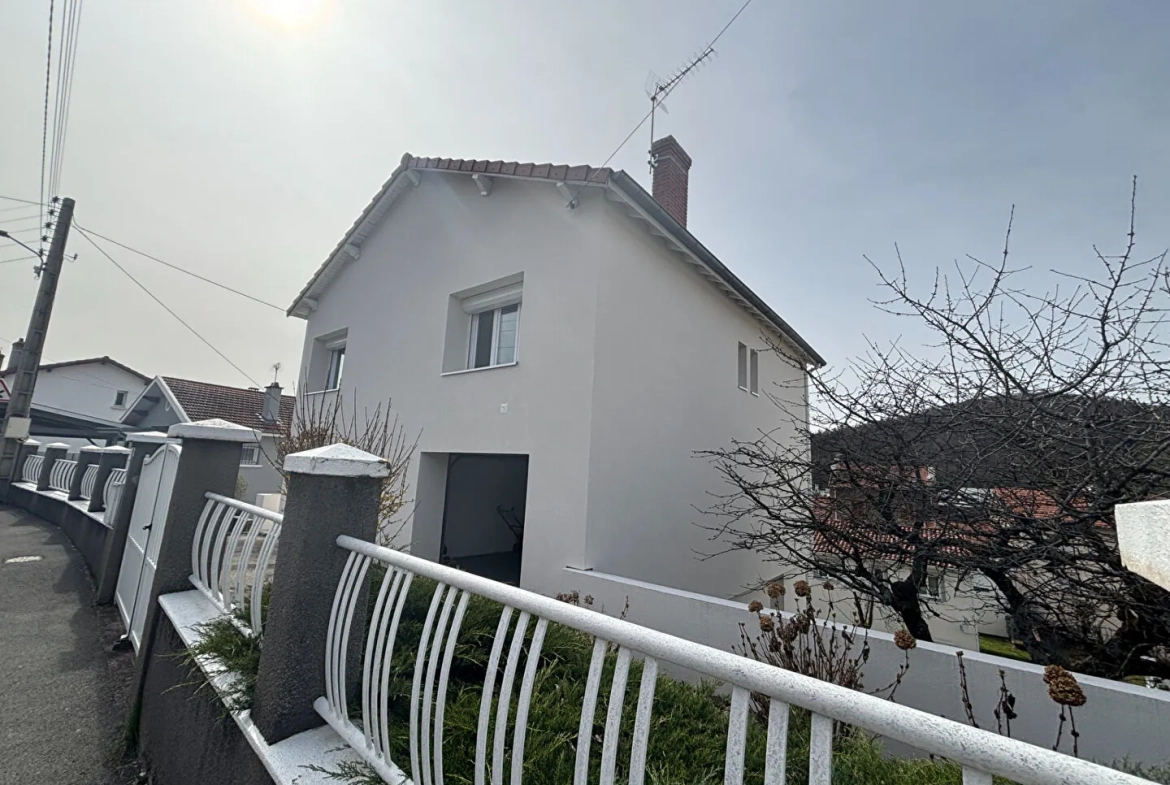 Belle maison rénovée de 102,80 m² avec garage et terrain à Unieux 