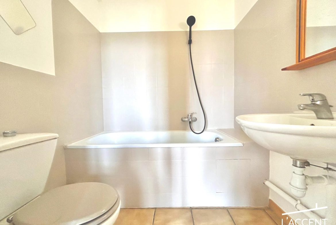Appartement T2 rénové à Nîmes, 45 m², proche centre historique 