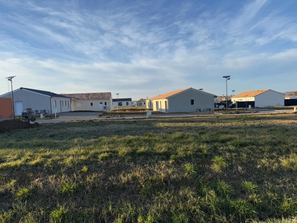 Terrain à bâtir de 707 m² à Estillac, proche écoles et commerces