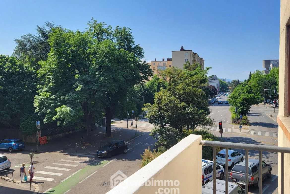 Achat appartement lumineux de 55 m² avec 2 balcons à Grenoble 