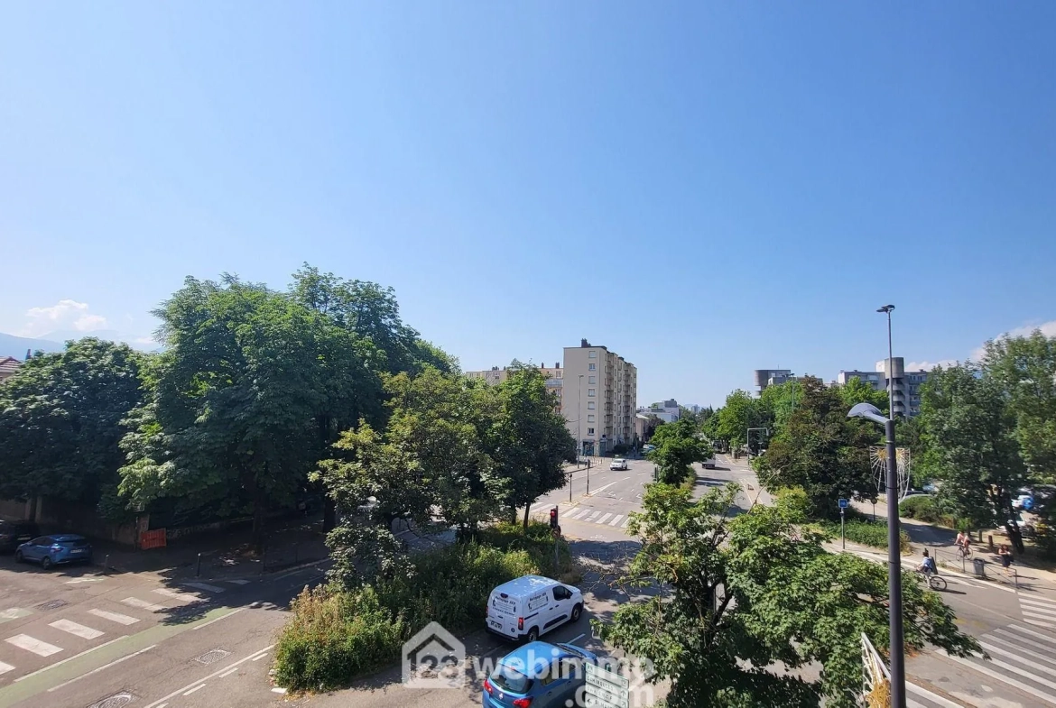Achat appartement lumineux de 55 m² avec 2 balcons à Grenoble 