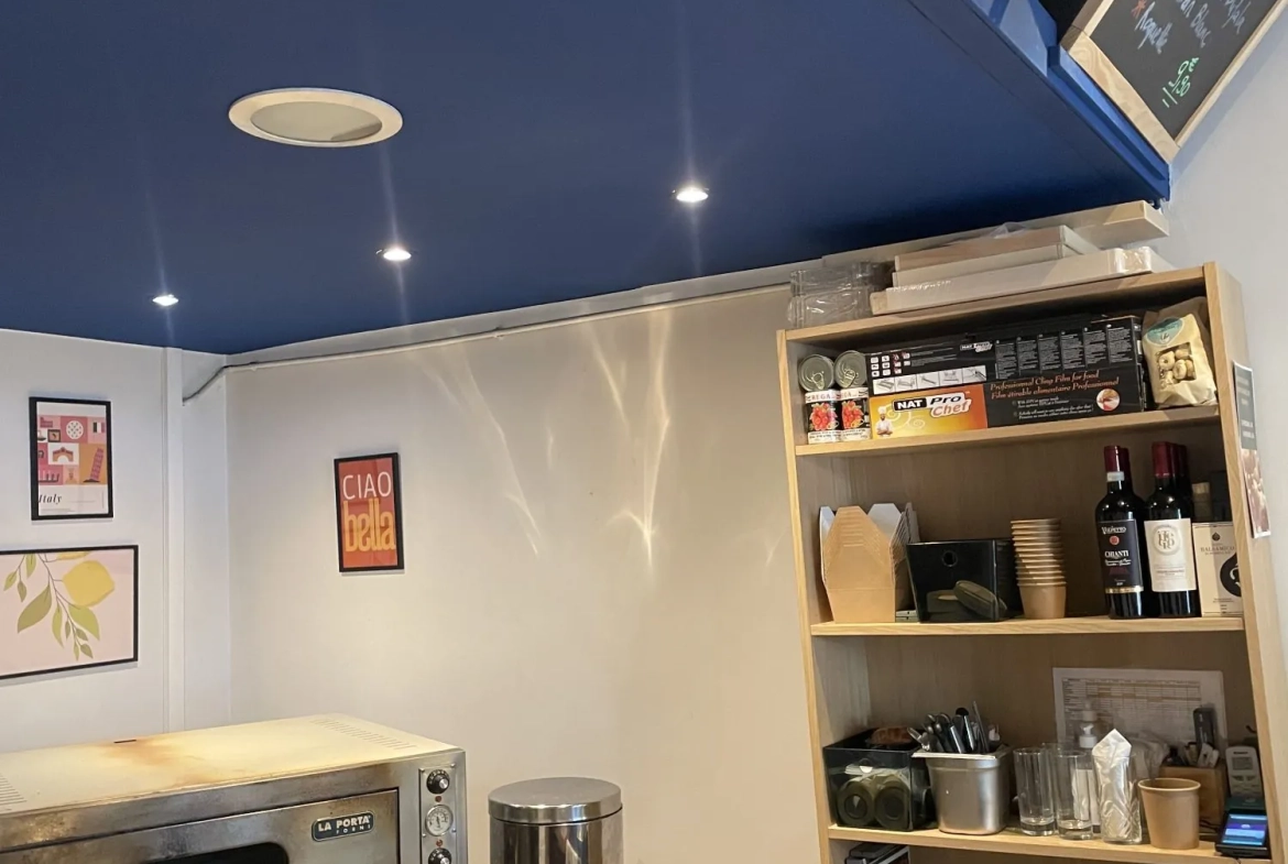 Local commercial rénové avec terrasse et bureau à Lyon 8e pour activité de restauration ou commerce 