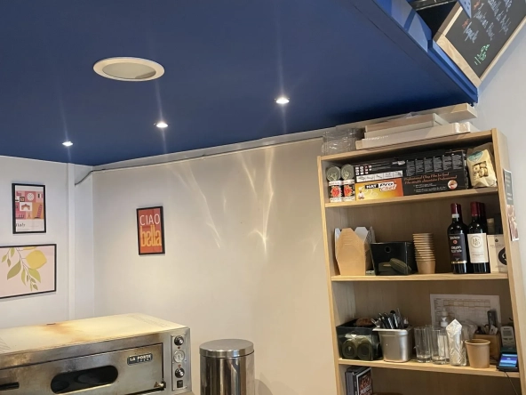 Local commercial rénové avec terrasse et bureau à Lyon 8e pour activité de restauration ou commerce