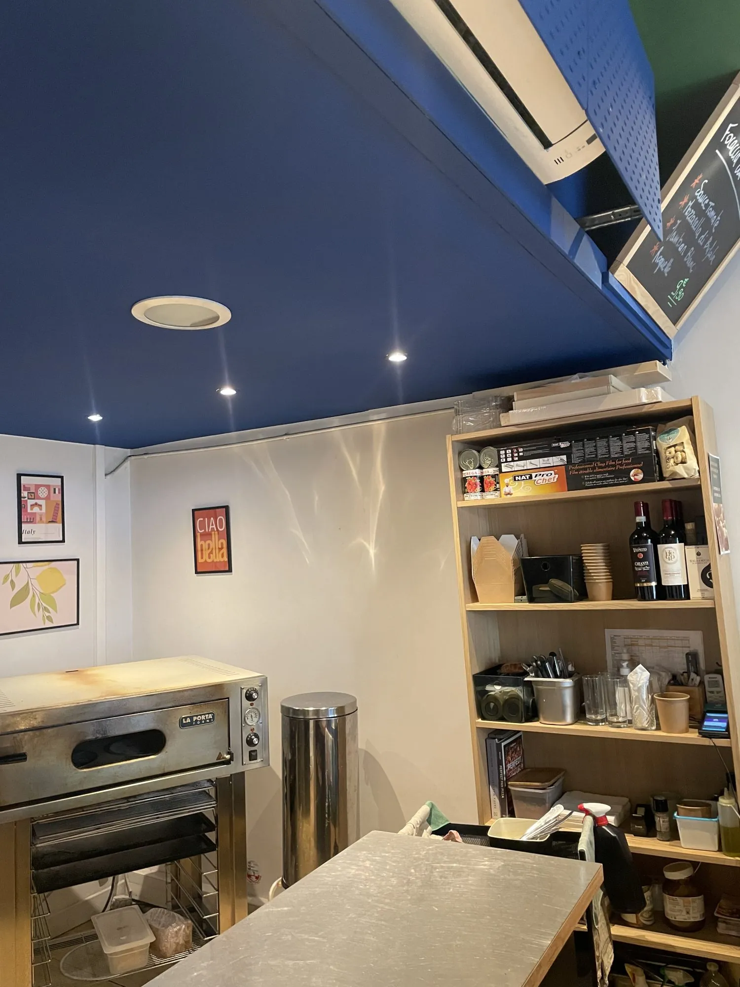 Local commercial rénové avec terrasse et bureau à Lyon 8e pour activité de restauration ou commerce 