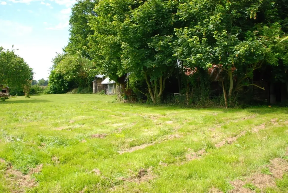 Parcelle de terrain à bâtir de 1000 m² à proximité de Fécamp avec bâtiments à rénover 