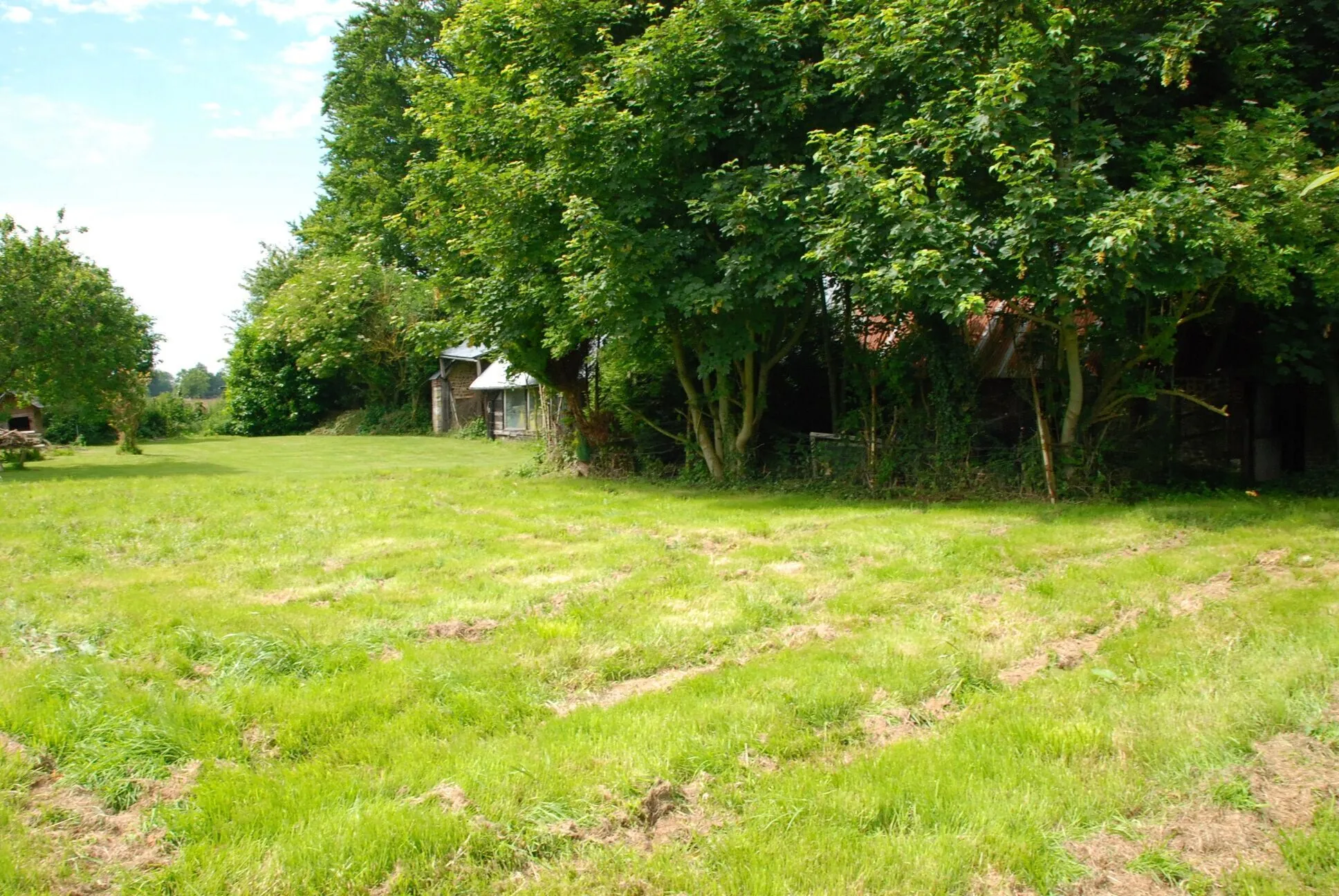 Parcelle de terrain à bâtir de 1000 m² à proximité de Fécamp avec bâtiments à rénover 