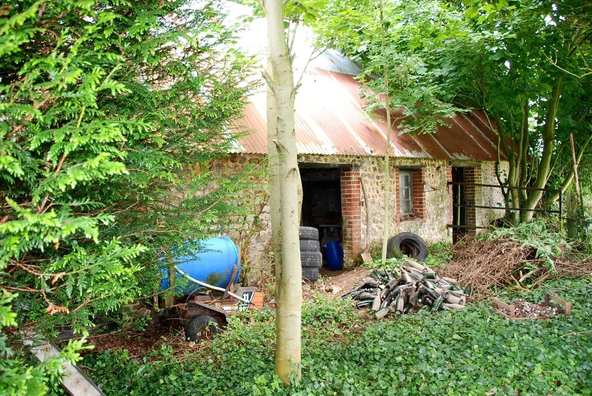 Parcelle de terrain à bâtir de 1000 m² à proximité de Fécamp avec bâtiments à rénover 