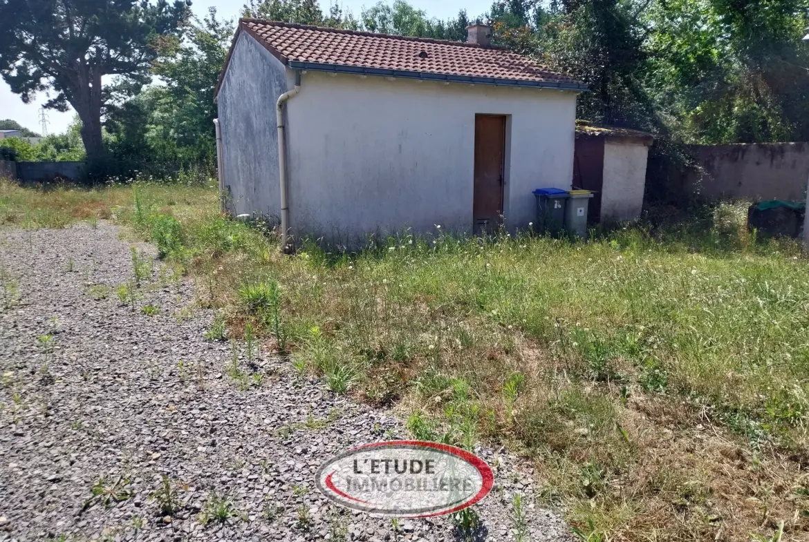 Terrain constructible de 330 m² à Rezé Ragon avec maison à rénover et extension possible 