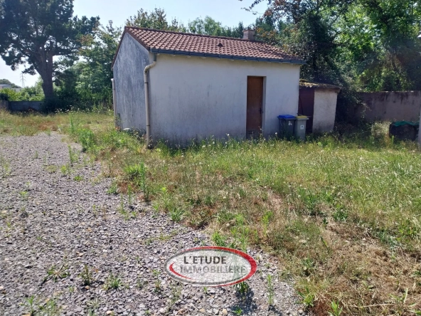Terrain constructible de 330 m² à Rezé Ragon avec maison à rénover et extension possible