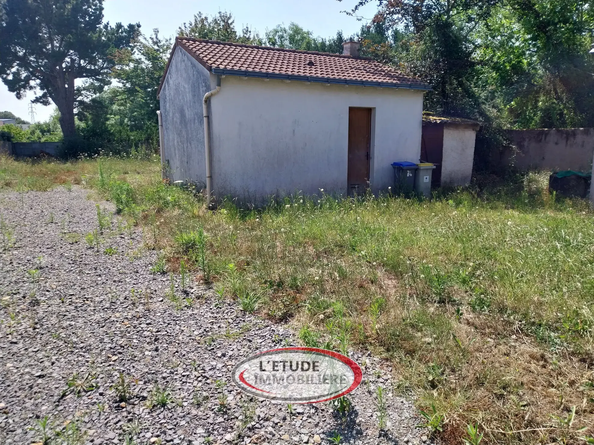 Terrain constructible de 330 m² à Rezé Ragon avec maison à rénover et extension possible 