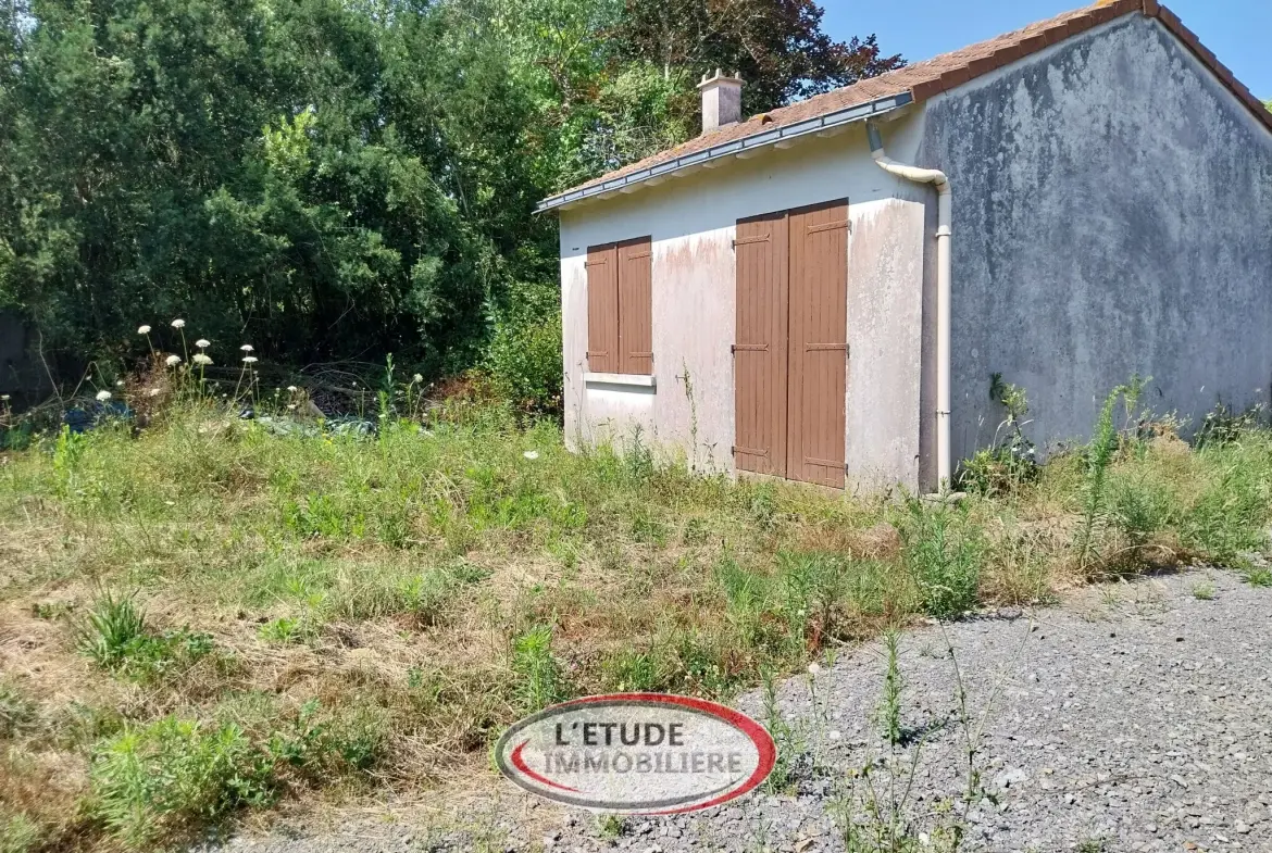 Terrain constructible de 330 m² à Rezé Ragon avec maison à rénover et extension possible 
