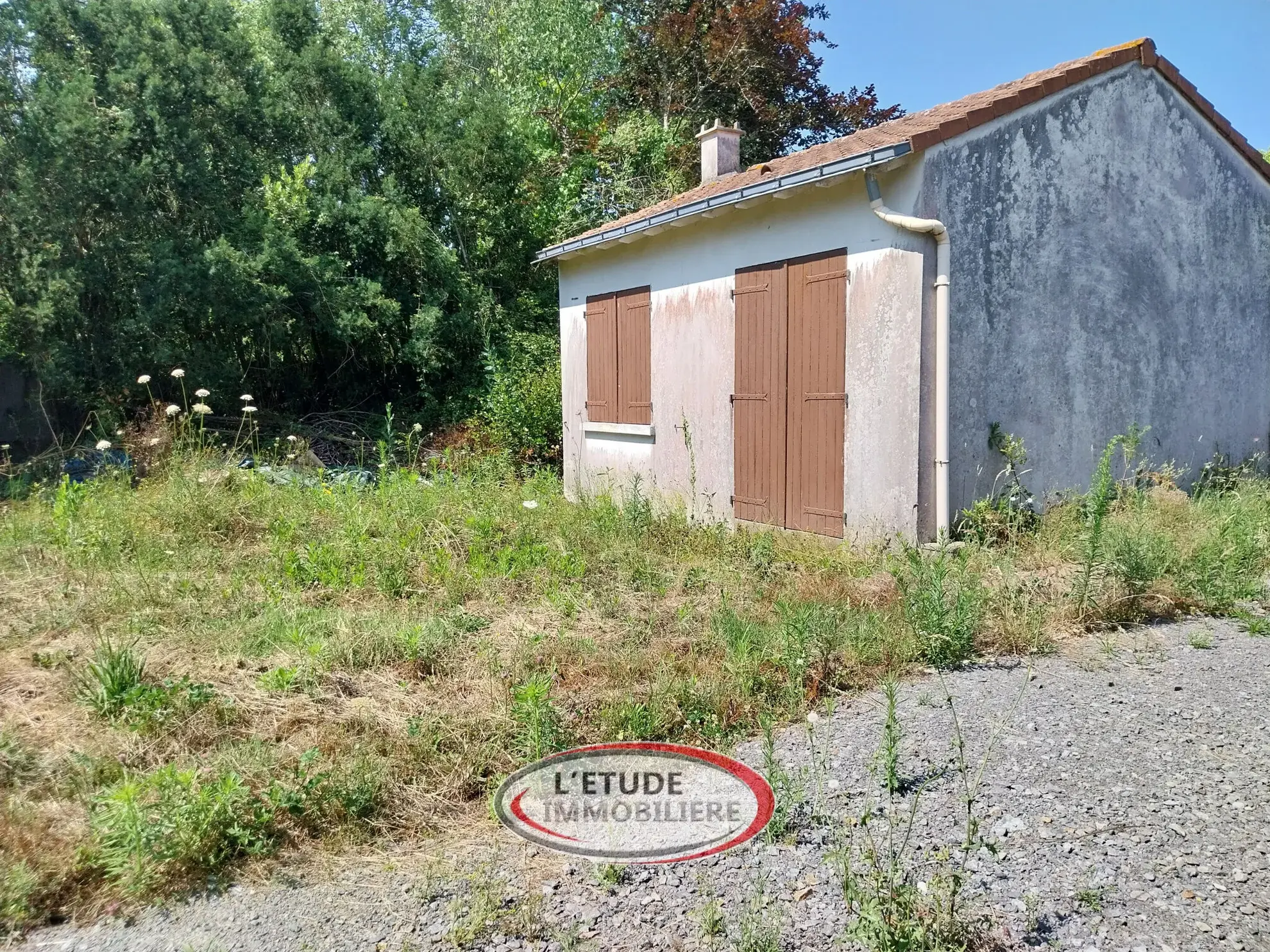 Terrain constructible de 330 m² à Rezé Ragon avec maison à rénover et extension possible 