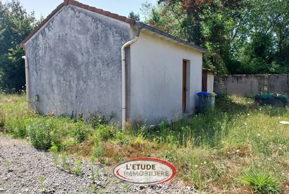 Terrain constructible de 330 m² à Rezé Ragon avec maison à rénover et extension possible 