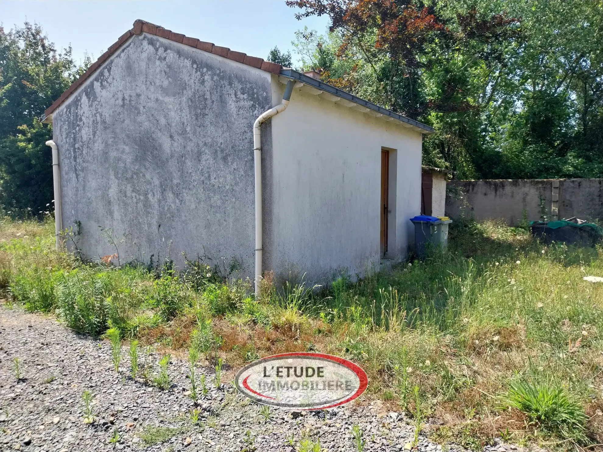 Terrain constructible de 330 m² à Rezé Ragon avec maison à rénover et extension possible 