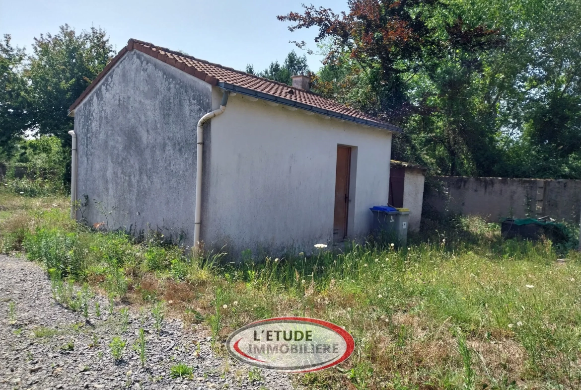 Terrain constructible de 330 m² à Rezé Ragon avec maison à rénover et extension possible 