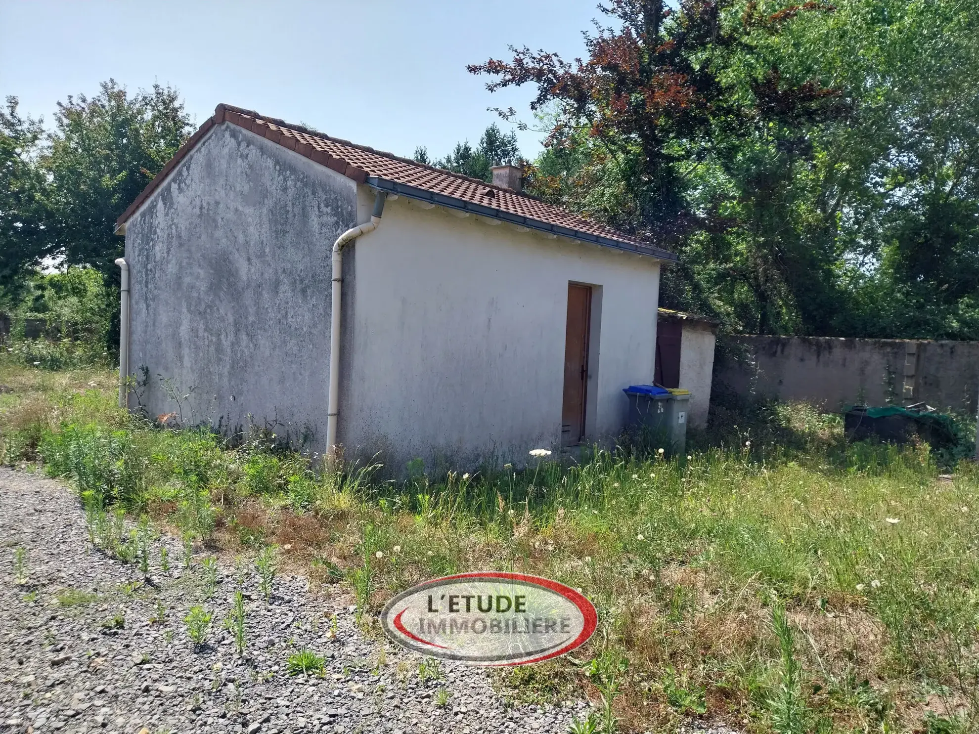 Terrain constructible de 330 m² à Rezé Ragon avec maison à rénover et extension possible 