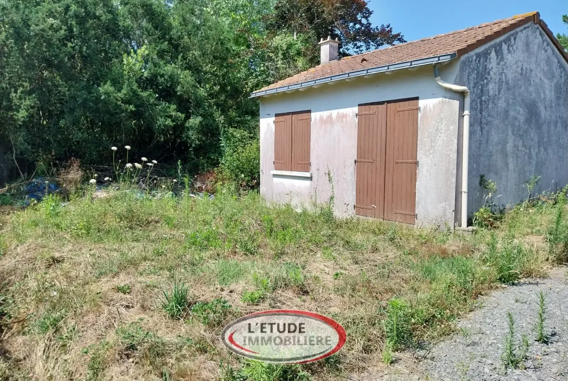 Terrain constructible de 330 m² à Rezé Ragon avec maison à rénover et extension possible 