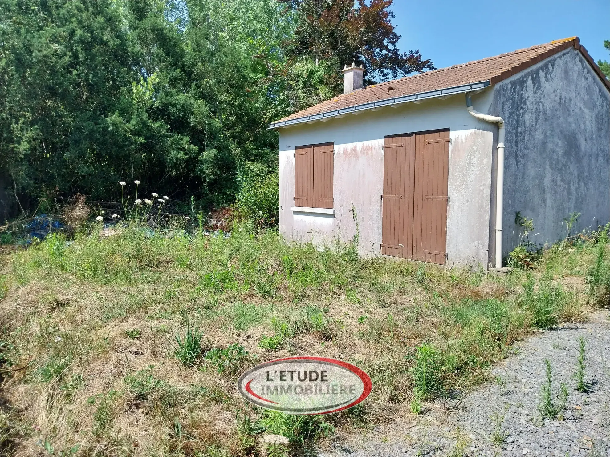 Terrain constructible de 330 m² à Rezé Ragon avec maison à rénover et extension possible 