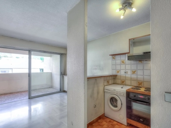 Studio lumineux avec terrasse, cave et garage à Nice