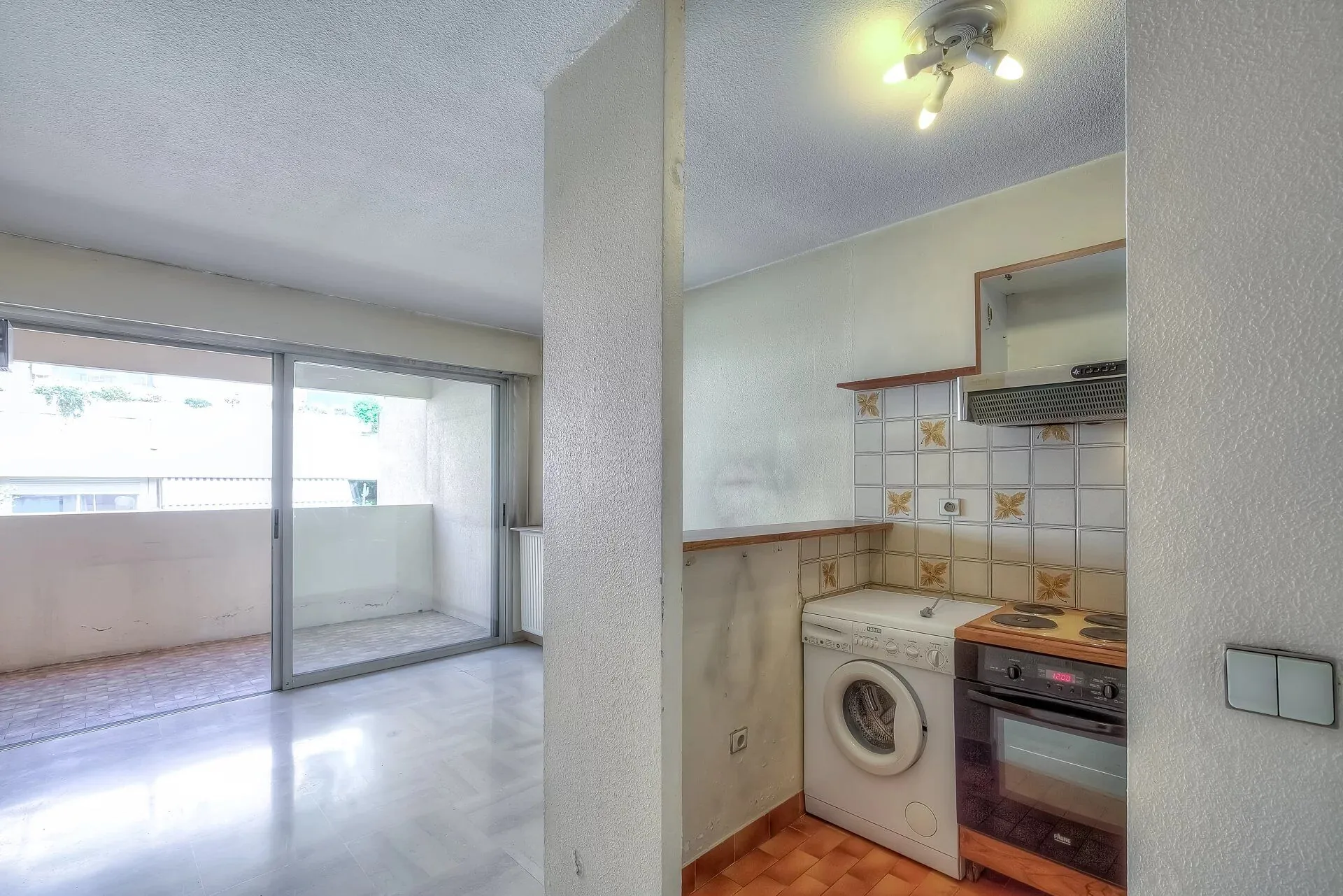 Studio lumineux avec terrasse, cave et garage à Nice 