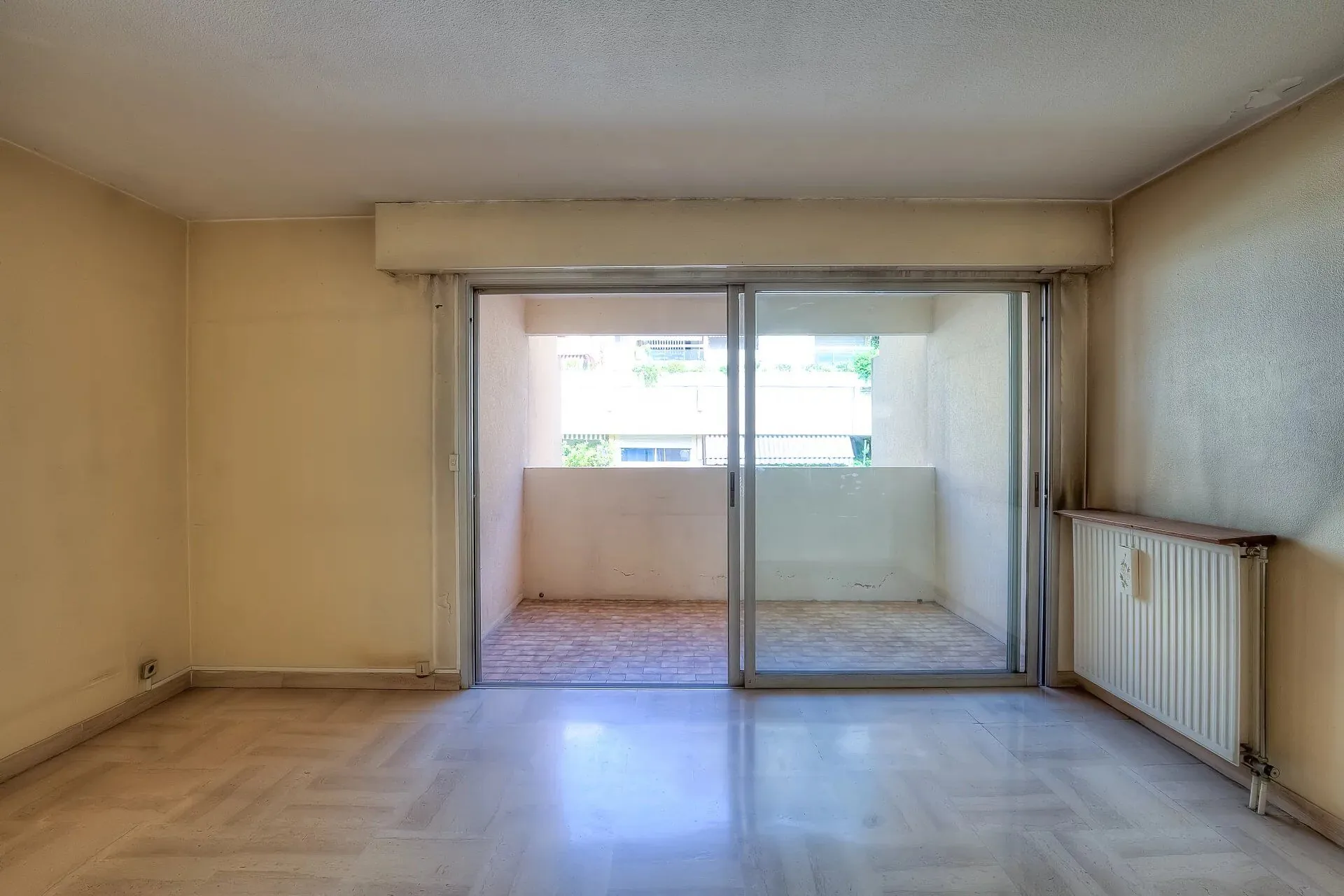 Studio lumineux avec terrasse, cave et garage à Nice 