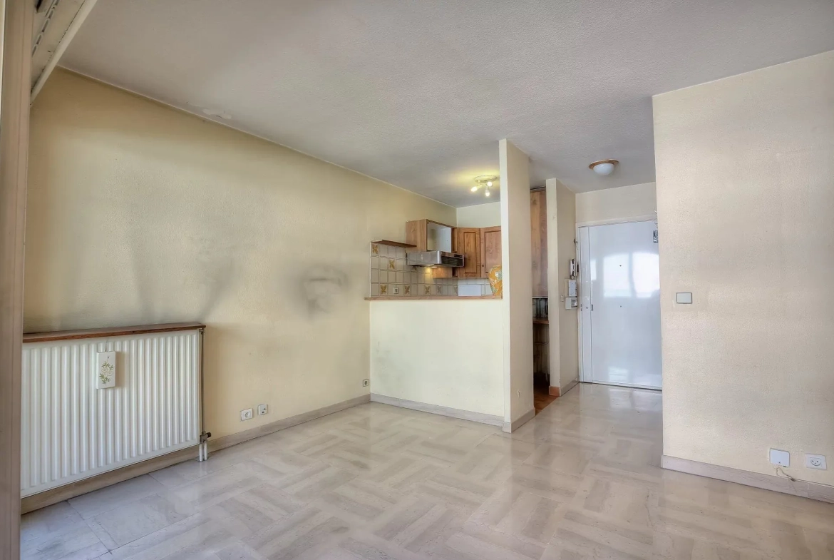 Studio lumineux avec terrasse, cave et garage à Nice 