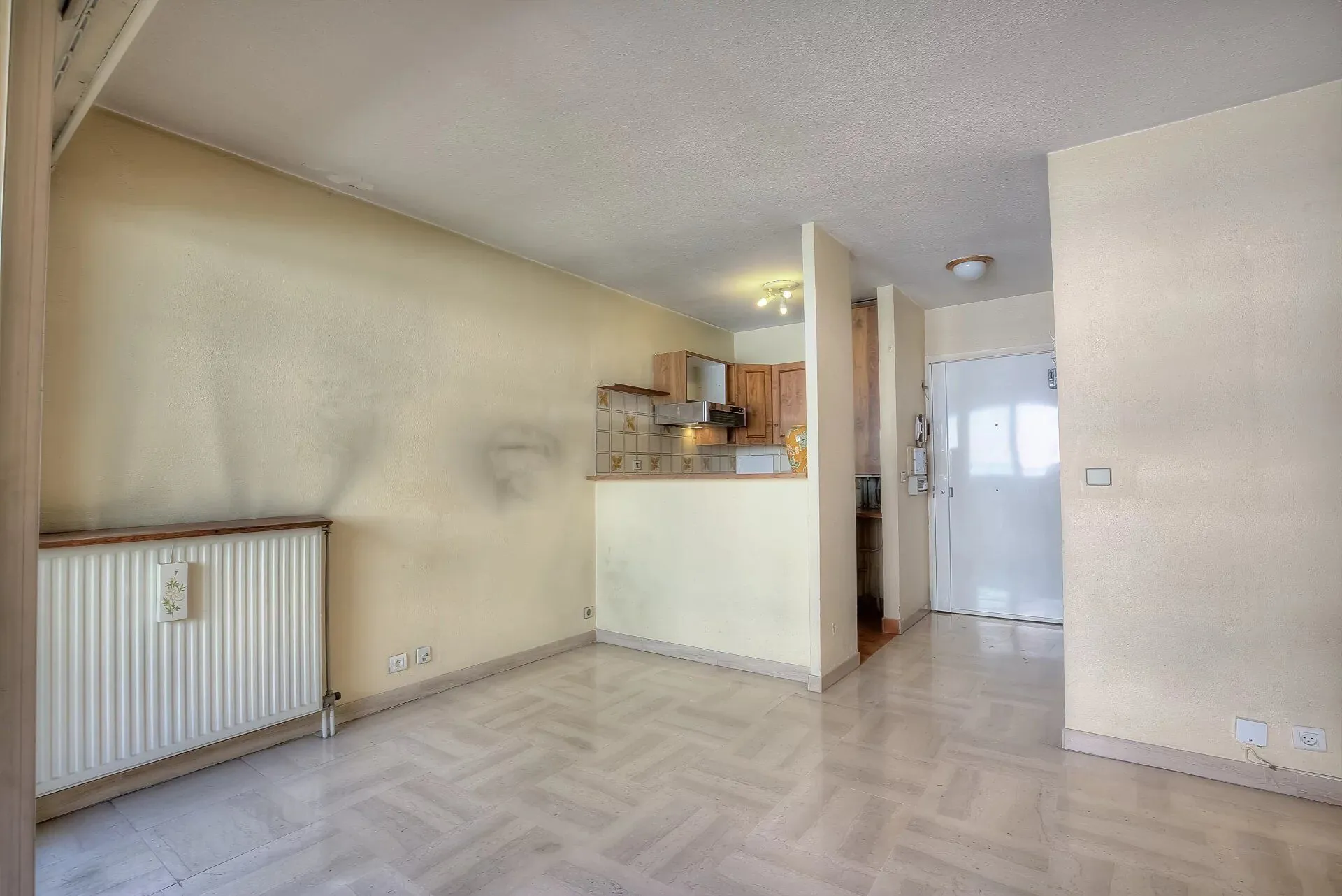 Studio lumineux avec terrasse, cave et garage à Nice 