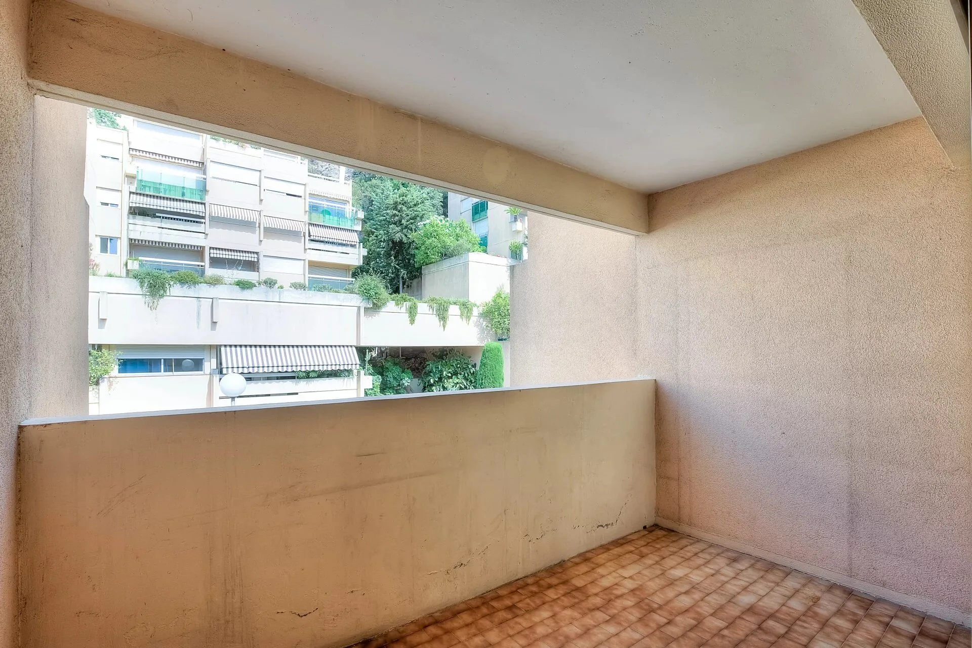 Studio lumineux avec terrasse, cave et garage à Nice 