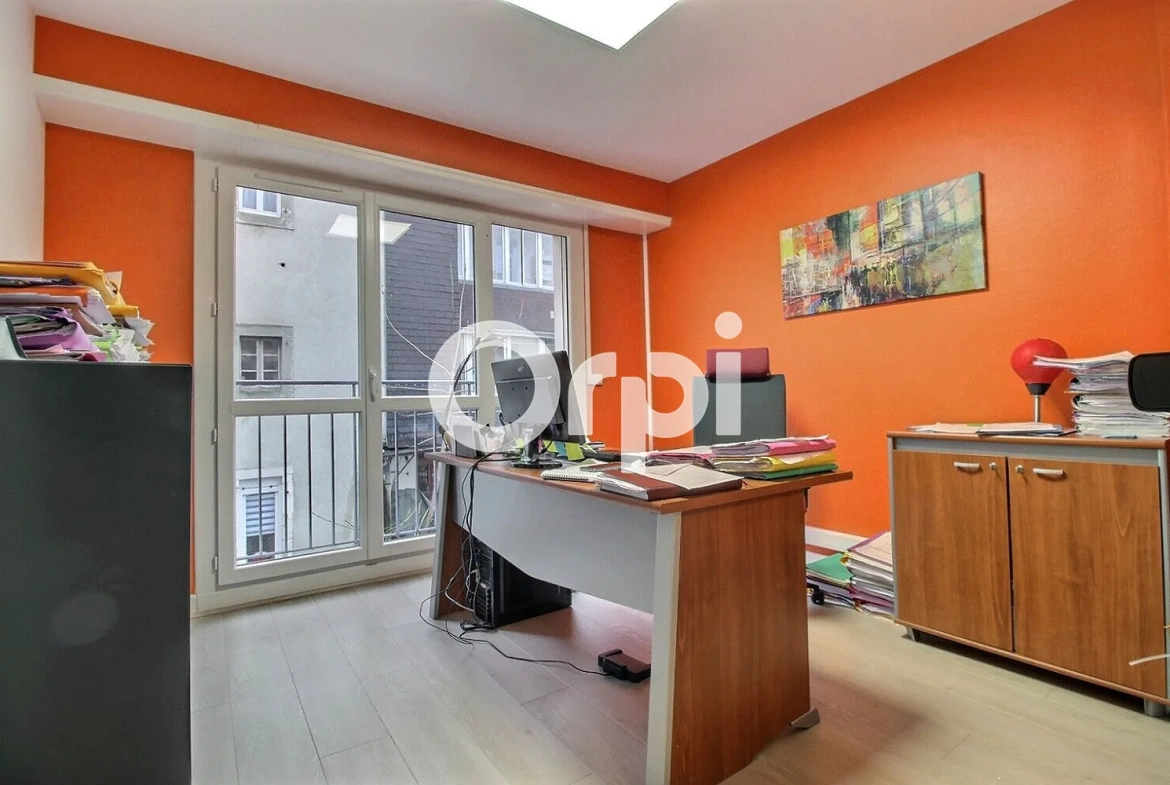 Spacieux appartement 5 pièces à vendre à Pau Centre-ville avec parking et cave 