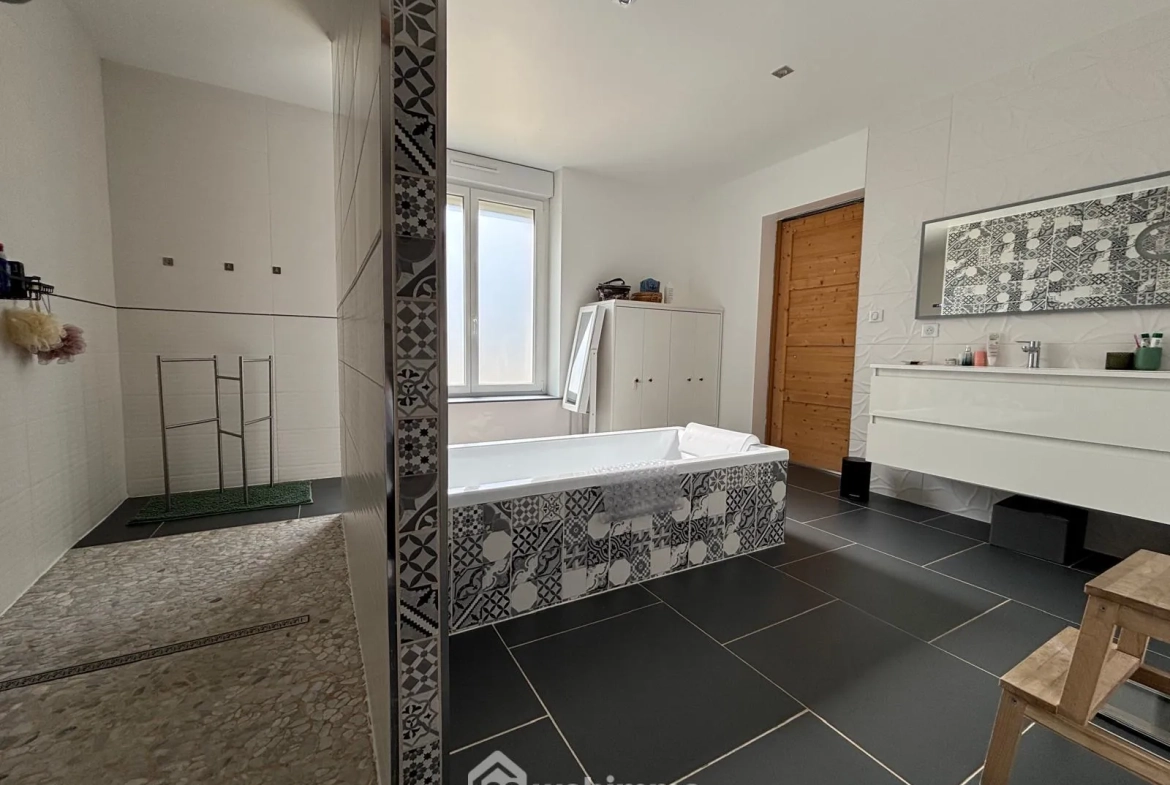 Grande maison familiale rénovée à Vacherauville avec jardin et grange 
