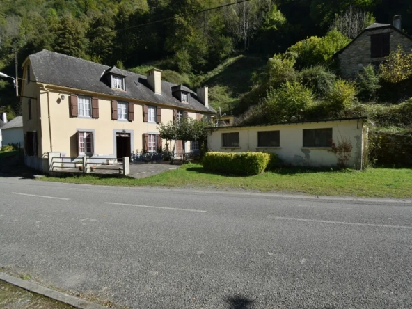 Maison ancienne avec 8 chambres à Ferrières, idéal pour Gîtes ou famille, près des montagnes